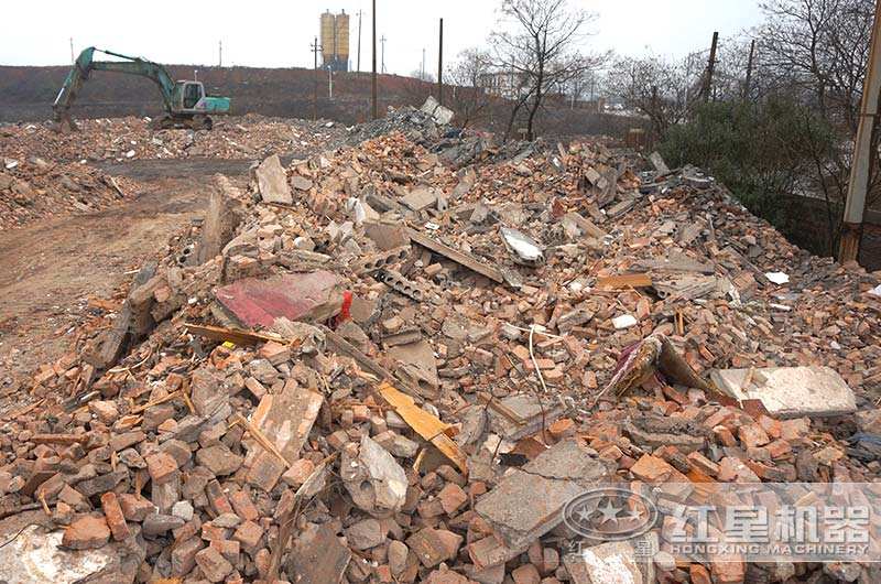 日积月累的废旧红砖数量并不少 日积月累的废旧红砖数量并不少