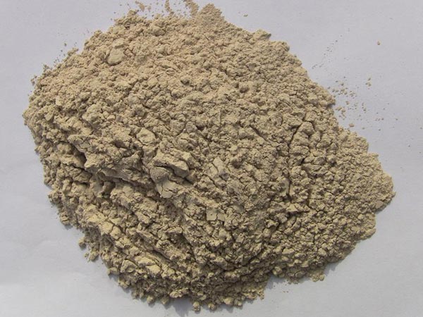 矾土性质 矾土主要成分是氧化铝，为炼铝和耐火材料的主要原料。白色或灰白色，因含铁而呈褐黄或浅红色。密度3.45g/cm3，硬度1～3，不透明，质脆。极难熔化，不溶于水，能溶于硫酸、氢氧化钠溶液。 地区分布 中国铝土矿资源比较丰富，在全国18个省、自治区、直辖市已查明铝土矿产地205处，其中大型产地72处（不包括台湾），主要分布在山西、山东、河北、河南、贵州、四川、广西、辽宁、湖南等地。 投资前景 1.可用于炼铝工业。用于国防、航空、汽车、电器、化工、日常生活用品等。 2.可用于精密铸造。矾土熟料加工成细粉做成铸模后精铸。用于军工、航天、通讯、仪表、机械及医疗器械部门。 3.可用于耐火制品。高铝矾土熟料耐火度高达1780℃，化学稳定性强、物理性能良好。 4.硅酸铝耐火纤维。用于钢铁、有色冶金、电子、石油、化工、宇航、原子能、国防等多种工业，消防人员可用耐火纤维布做成衣服。 5.制造矾土水泥、研磨材料、陶瓷工业以及化学工业可制铝的各种化合物。 铝矾土磨粉制备 铝矾土粉是选用煅烧过的熟铝矾土矿石用雷蒙磨加工制成的细粉，粒度通常为100目-325目，在耐火材料行业得到了广泛的应用。通常加工的流程为先经颚式破碎机进行破碎，然后筛分进入铝矾土雷蒙磨或铝矾土超细磨粉机中，进行铝矾土粉制备，使其应用更加广泛。