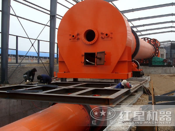 陶?；刈? /> 
</p>
<p>
    <strong>陶粒回转窑</strong>是一个有一定斜度的圆筒状物，斜度为3～3.5%，物料借助窑的转动在窑内搅拌，从而使料互相混合、接触进行反应。窑头喷煤燃烧产生大量的热，热量以火焰的辐射、热气的对流、窑砖(窑皮)传导等方式传给物料。物料依靠窑筒体的斜度及窑的转动在窑内向前运动。
</p>
<p>
    用回转窑对陶粒制备通常有两种工艺，一是湿法生产（在较长的环保陶粒窑中煅烧湿物料，原料在回转窑内的脱水带中进行干燥，），二是用可塑法生产（先将原料制成半成品，经过干燥后送入环保陶粒窑中），两种工艺都各有优点，用户可根据自己的生产需要进行选择。
</p>
						<h2 id=