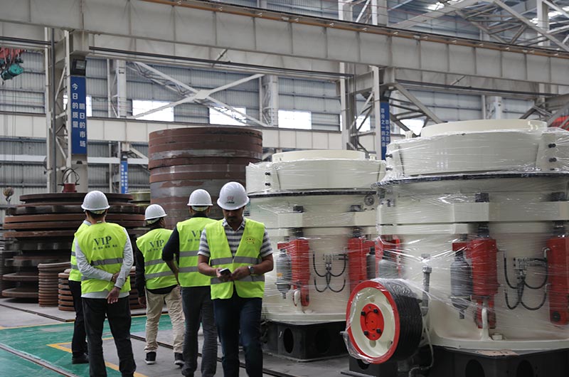 客户一行来厂考察页岩破碎机设备 客户一行来厂考察页岩破碎机设备