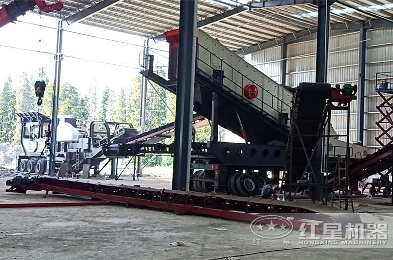 二合一矿业移动式破碎机现场 二合一矿业移动式破碎机现场