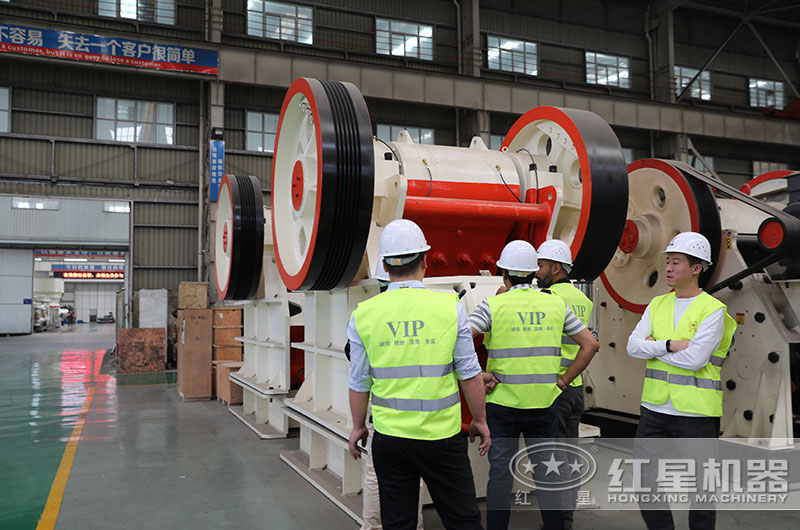客户来厂考察鄂破机设备 客户来厂考察鄂破机设备