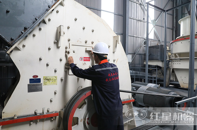 红星技术人员为客户调试锤破设备 红星技术人员为客户调试锤破设备