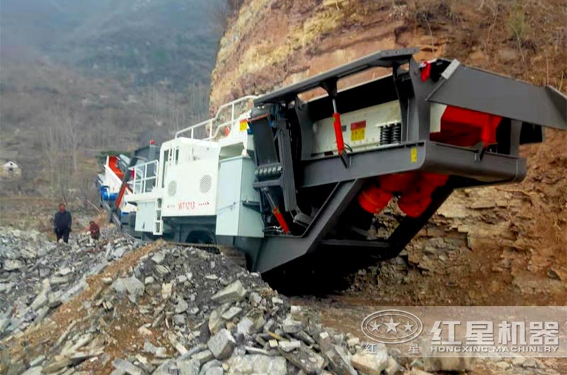 露天采矿碎石移动式破碎机现场 露天采矿碎石移动式破碎机现场