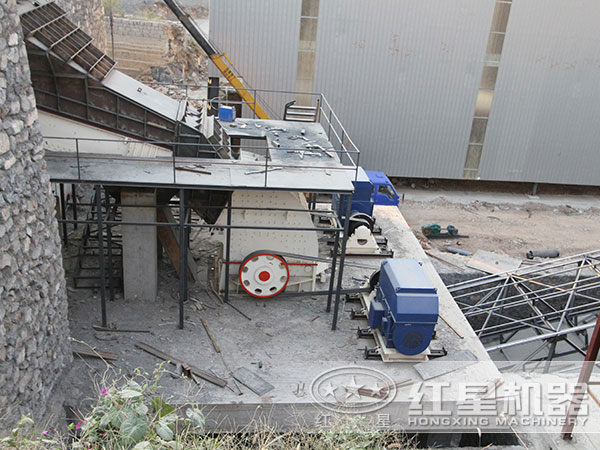 安装、调试好投入生产的重锤头破碎机