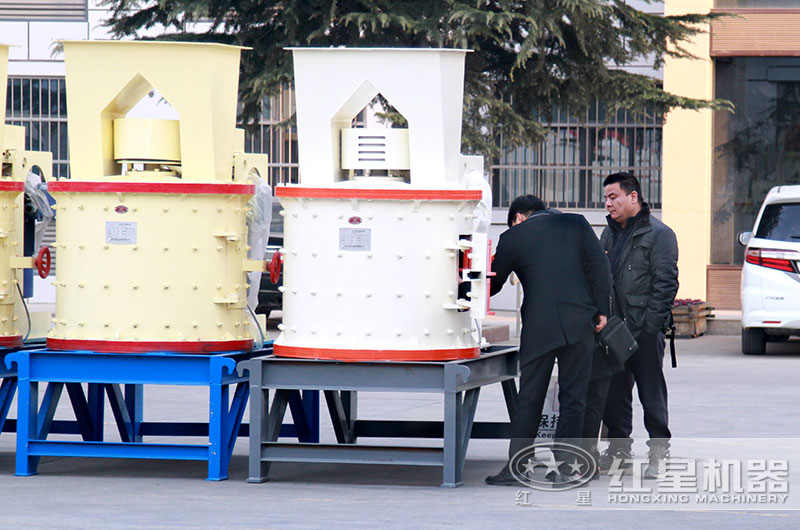 客户来厂参观、选购立式复合破设备