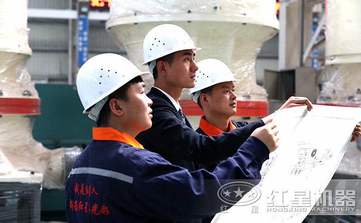 精湛技术人员现场指导设备的生产、制造