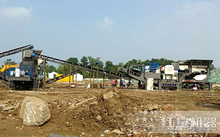 轮胎式建筑废料粉碎机作业现场