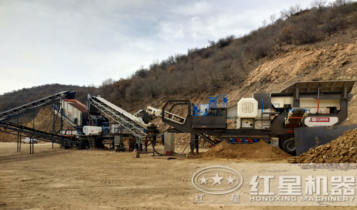时产200吨移动破碎设备生产现场，运行平稳，不间断作业