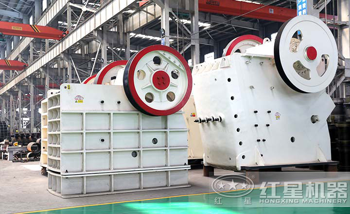 颚式破碎机实拍图，型号多样，价格在10-80万之间