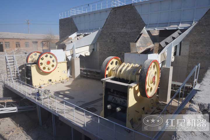 河北制砂生产现场，两台颚破同时有效生产