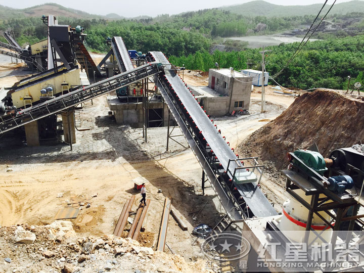 碎石现场，多种破碎设备可搭配使用