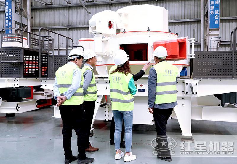 客户来车间参观，专业经理接待讲解