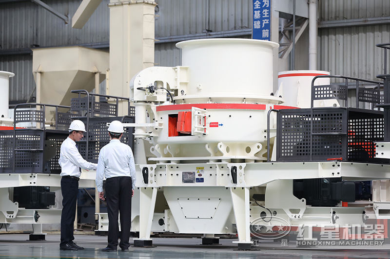 客户在玄武岩制砂机车间参观，经理一对一指导讲解